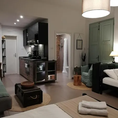 Maple Place Apartment *