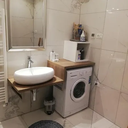 Maple Place Apartment *