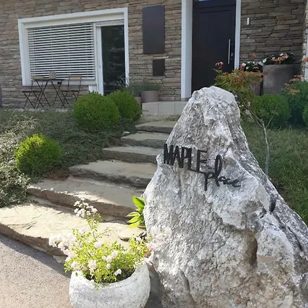 Maple Place * Pivka